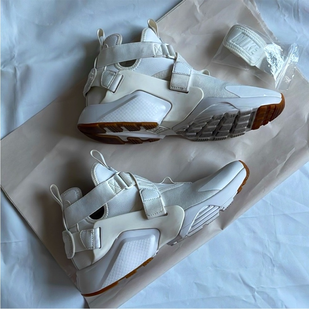Nike White air Huarache city high top Sneakers- women's size 6.5